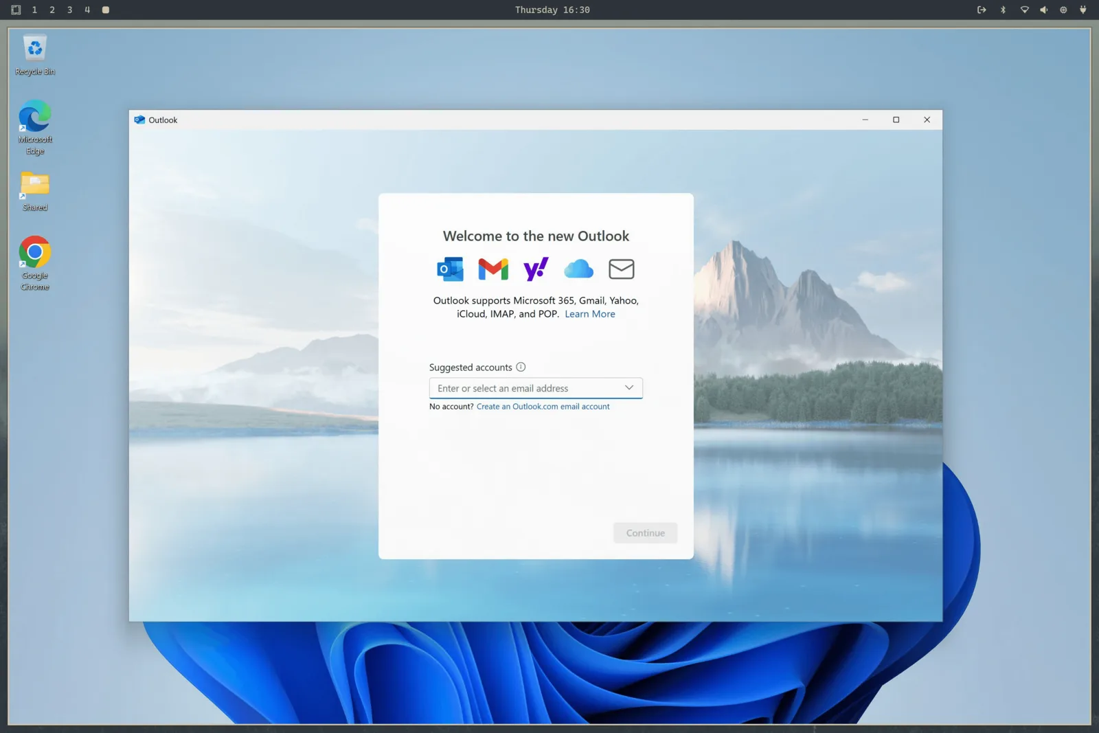 Omarchy-க்குள் Outlook இயக்கும் Windows 11, மேலே Omarchy பணிமேடைப் பட்டை தெரிகிறது
